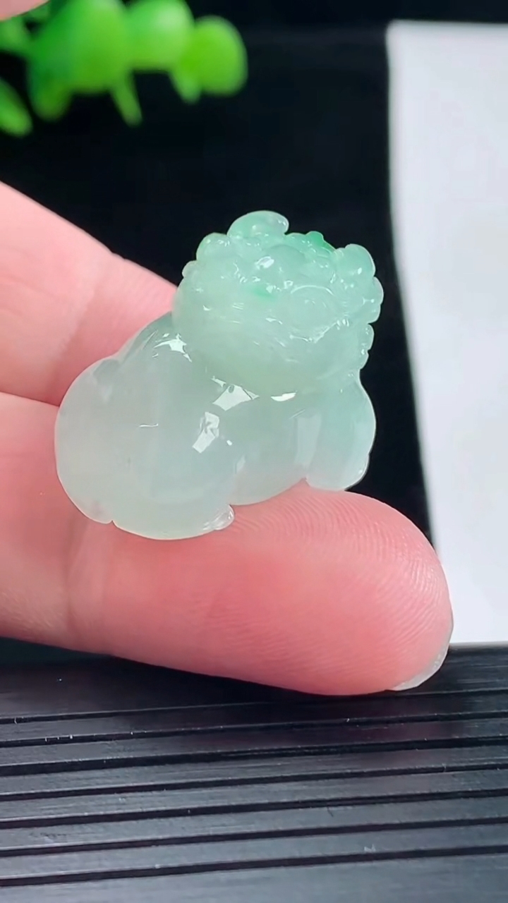 天然A货翡翠貔貅吊坠，尺寸27-16.6-19.6重量:14.83g
5月12日
