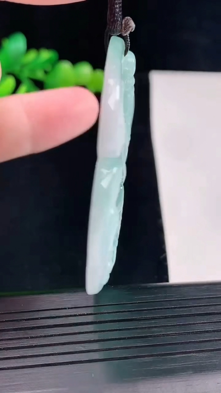 天然A货翡翠普贤菩萨吊坠，尺寸55.6-48.5-5.2重量:27.30g
5月12日