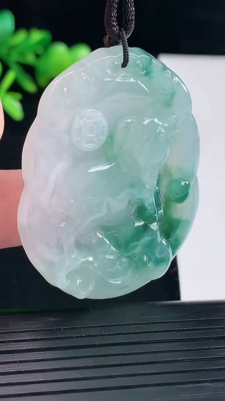 天然A货翡翠飘花生肖猪吊坠，尺寸50-39.5-5.5重量:20.89g
5月12日