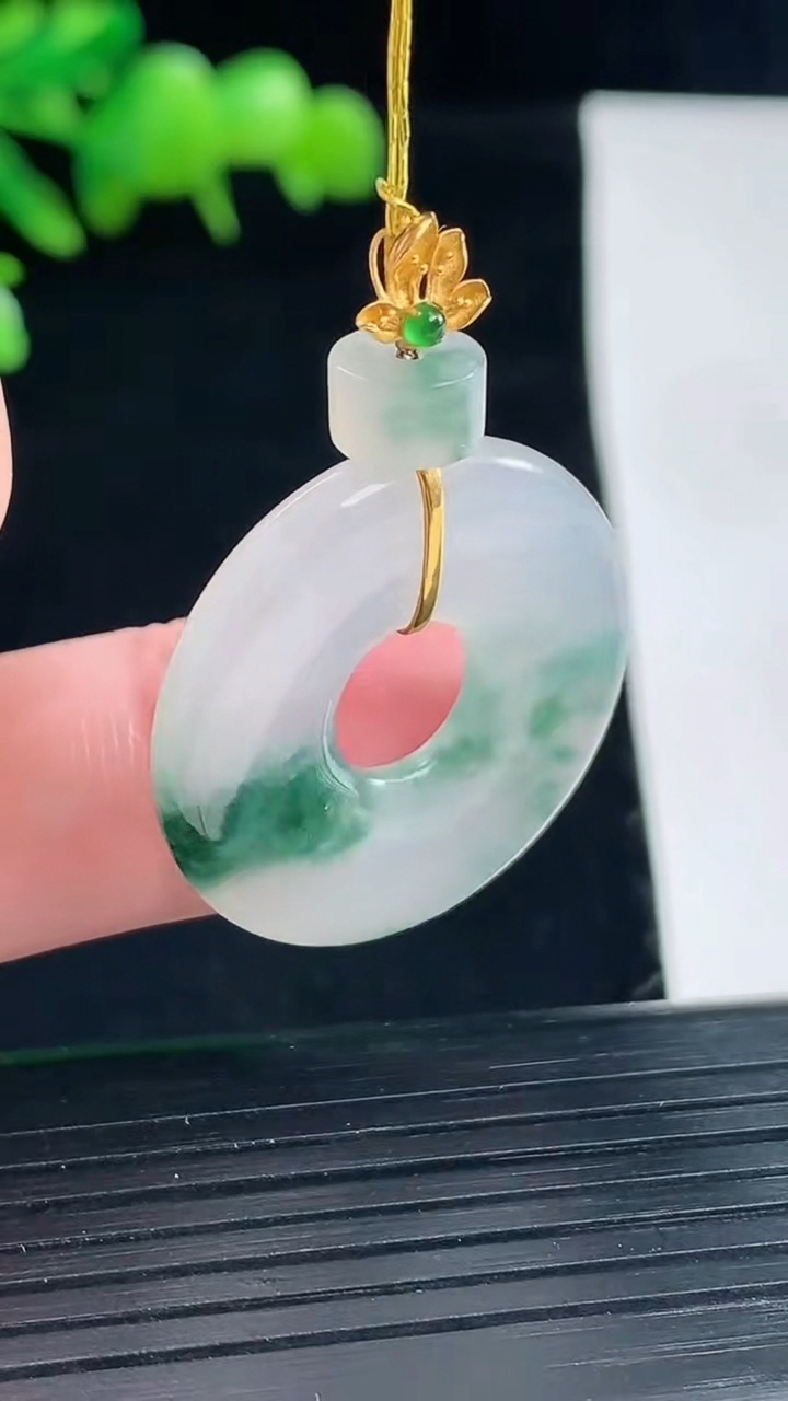 天然A货翡翠种飘花平安环吊坠，尺寸26-4重量:6.23g
5月12日
