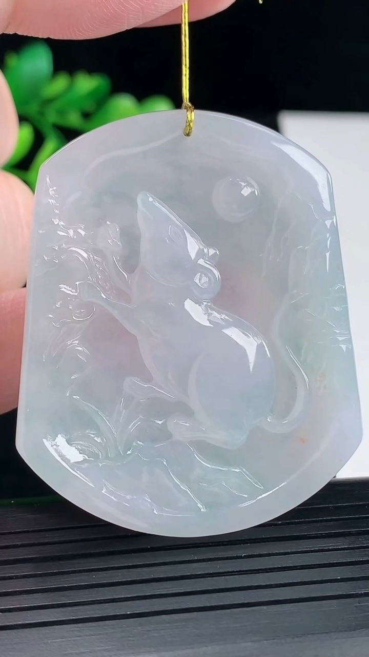 天然A货翡翠生肖鼠吊坠，尺寸53-43-5.5重量:26.98g
5月12日