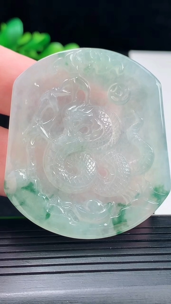天然A货翡翠飘花生肖蛇吊坠，尺寸51-44.6-4重量:20.56g
5月12日