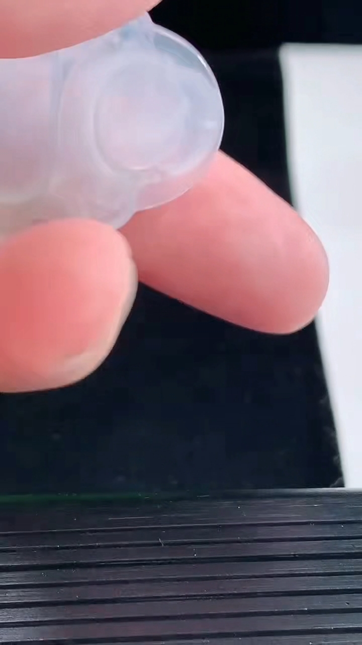 天然A货翡翠佛公吊坠，尺寸29.5-32-5.8重量:8.19g
5月12日