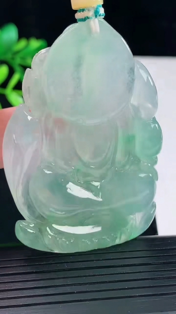天然A货翡翠大势至菩萨吊坠，尺寸59-41.5-8重量:41.40g
5月12日