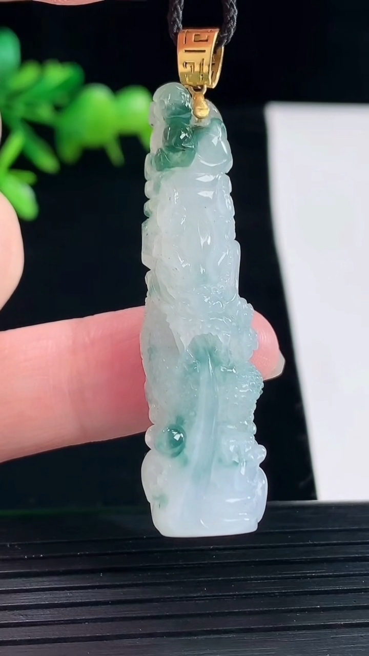 天然A货翡翠18k金飘花龙柱吊坠，尺寸49-14-9.5重量:10.76g
5月12日