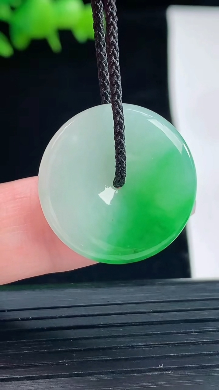 天然A货翡翠平安扣吊坠，尺寸23-4重量:4.71g
5月12日