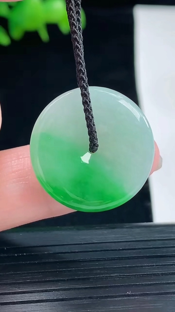 天然A货翡翠平安扣吊坠，尺寸23-4重量:4.71g
5月12日
