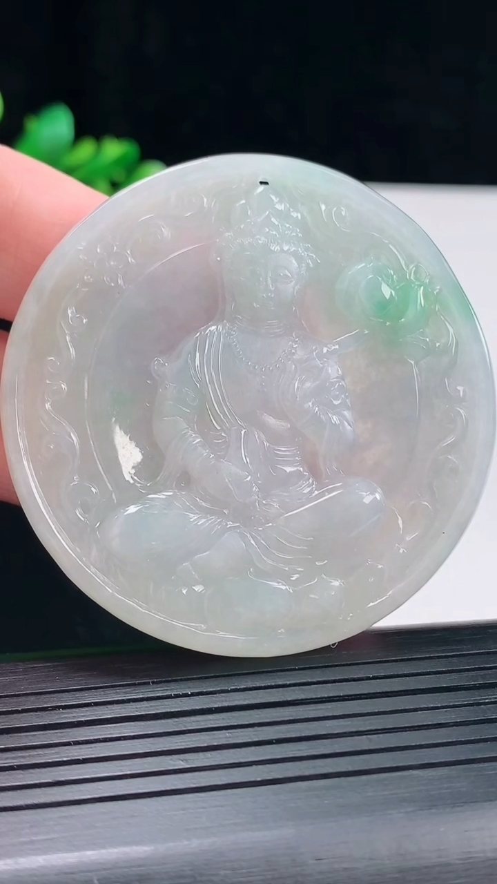 天然A货翡翠大势至菩萨吊坠，尺寸57-5.5重量:30.43g
5月12日