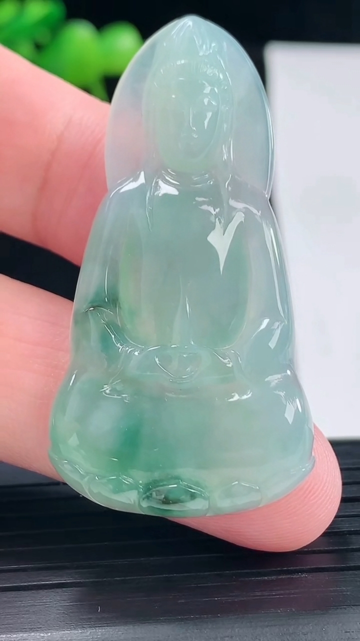 天然A货翡翠飘花素衣观音吊坠，尺寸50-26-5.5重量:11.98g
5月12日