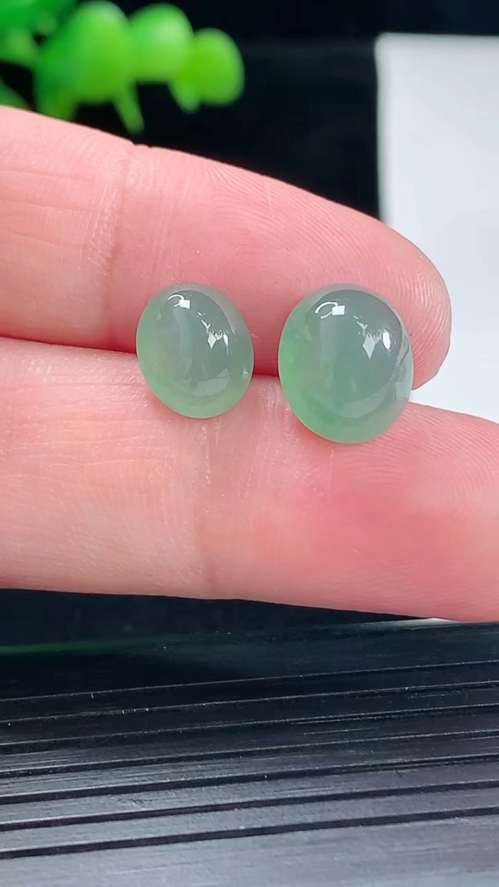 天然A货翡翠蛋面镶嵌件一对，吊坠，尺寸11-9-6重量:1.20g
5月12日