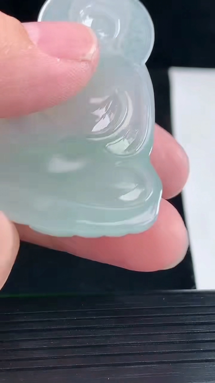 天然A货翡翠大日如来佛吊坠，尺寸61-35-5.8重量:21.35g
5月12日