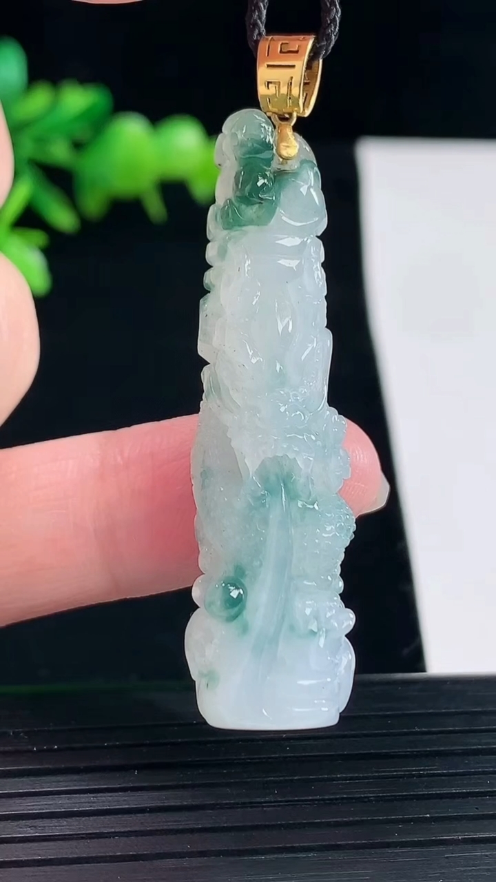 天然A货翡翠18k金飘花龙柱吊坠，尺寸49-14-9.5重量:10.76g
5月12日