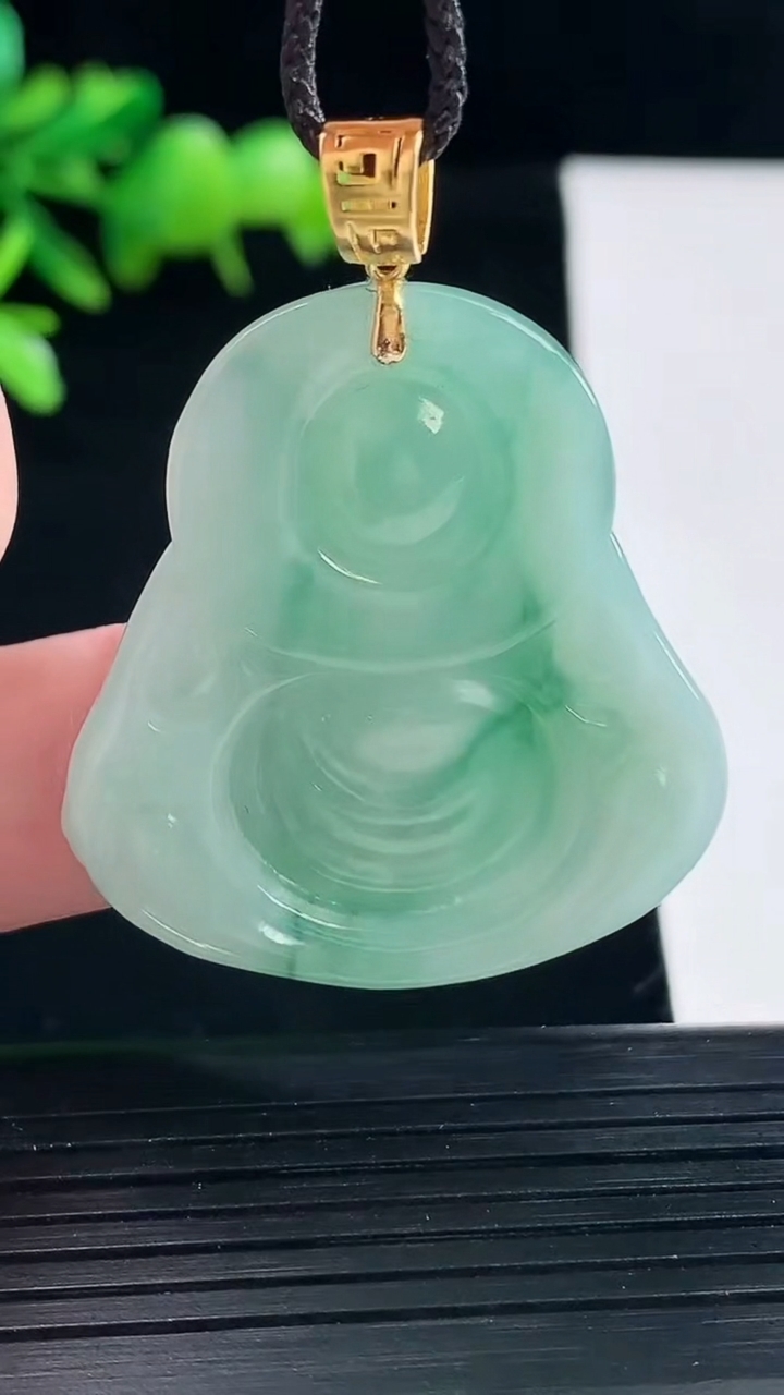 天然A货翡翠18k金飘花财神爷吊坠，尺寸35.6-33.5-6重量:12.15g
5月12日