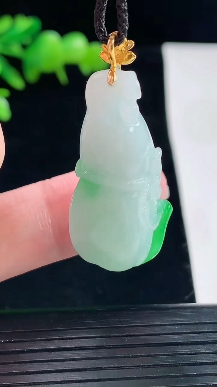 天然A货翡翠葫芦吊坠，尺寸33-15-12.2重量:11.10g
5月12日