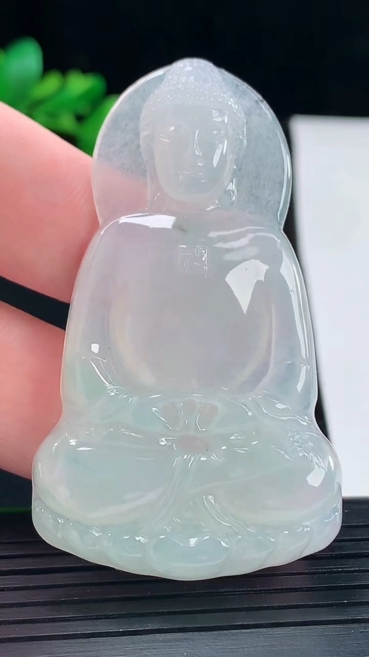 天然A货翡翠大日如来佛吊坠，尺寸61-35-5.8重量:21.35g
5月12日
