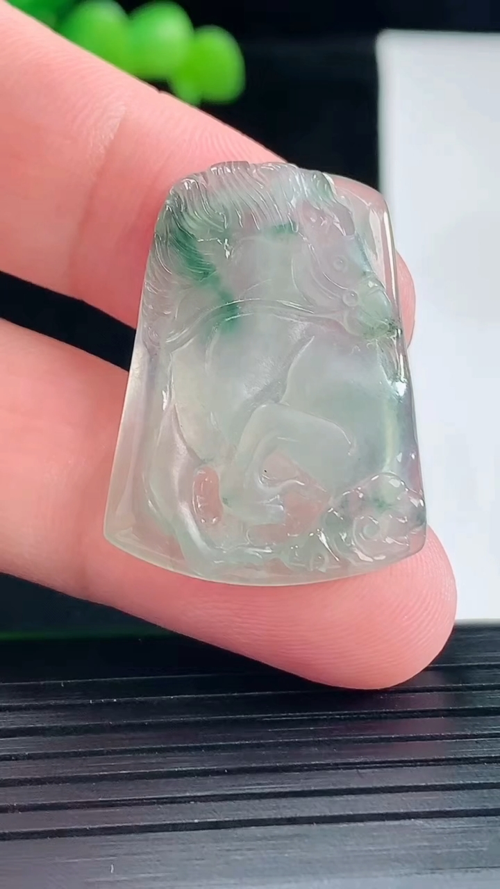 天然A货翡翠飘花生肖马吊坠，尺寸30.6-23-5重量:5.67g
5月12日