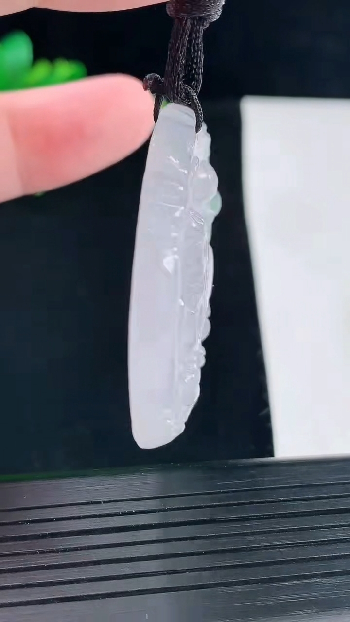 天然A货翡翠生肖牛吊坠，尺寸44-44-7重量:22.23g
5月12日