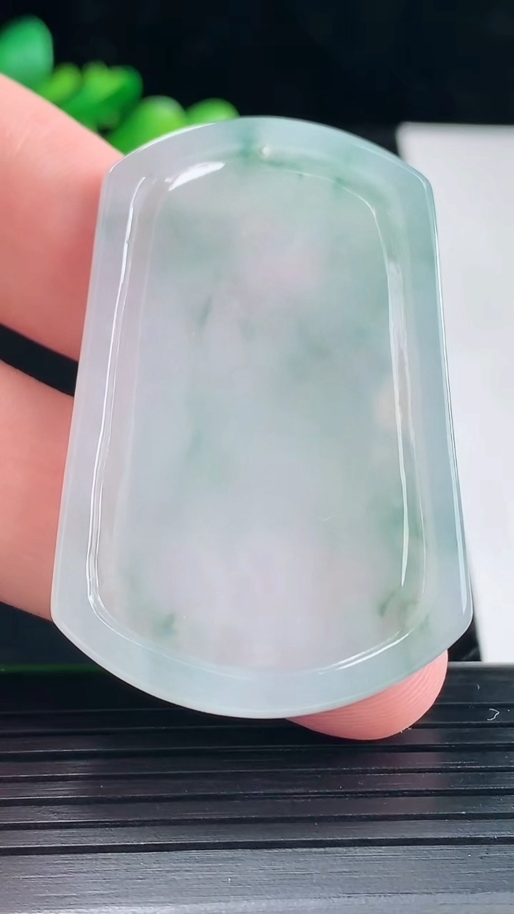 天然A货翡翠飘花生肖牛吊坠，尺寸50-33-5重量:16.38g
5月12日