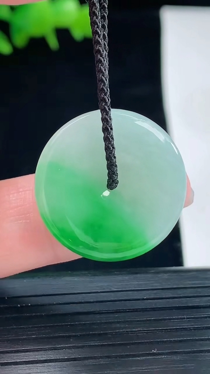 天然A货翡翠平安扣吊坠，尺寸23-4重量:4.71g
5月12日
