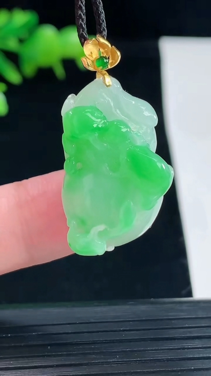 天然A货翡翠葫芦吊坠，尺寸25.8-16.8-15.6重量:10.35g
5月12日
