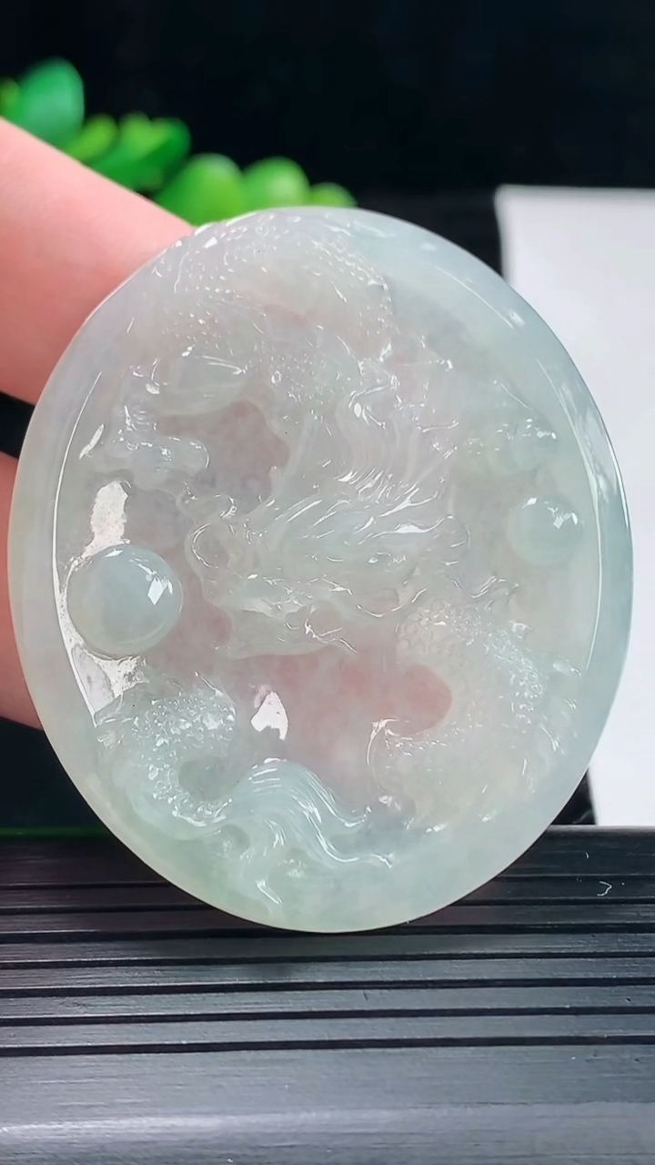 天然A货翡翠龙牌吊坠，尺寸52.6-45-5重量:21.28g
5月12日