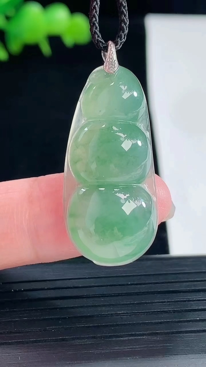 天然A货翡翠福豆吊坠，尺寸31-15.8-6重量:5.02g
5月12日