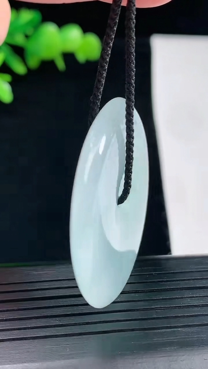 天然A货翡翠平安扣吊坠，尺寸39.5-5.2重量:18.21g
5月12日
