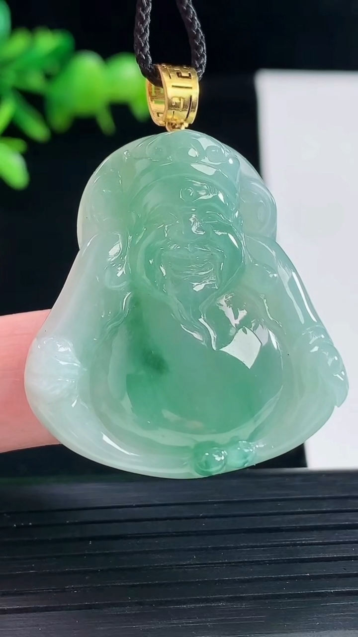 天然A货翡翠18k金飘花财神爷吊坠，尺寸35.6-33.5-6重量:12.15g
5月12日
