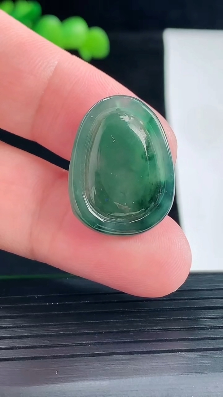 天然A货翡翠虚空藏菩萨吊坠，尺寸24-18-4.6重量:3.65g
5月12日