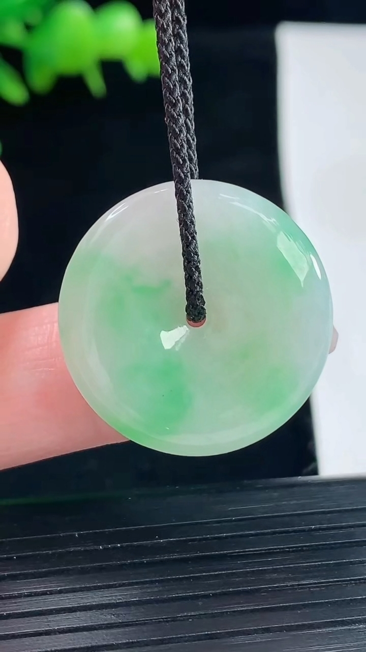 天然A货翡翠平安扣吊坠，尺寸25-5重量:6.58g
5月12日
