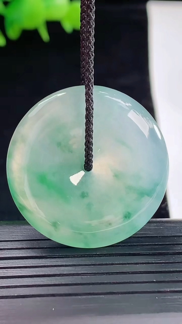 天然A货翡翠平安扣吊坠，尺寸31.5-5.8重量:11.59g
5月12日