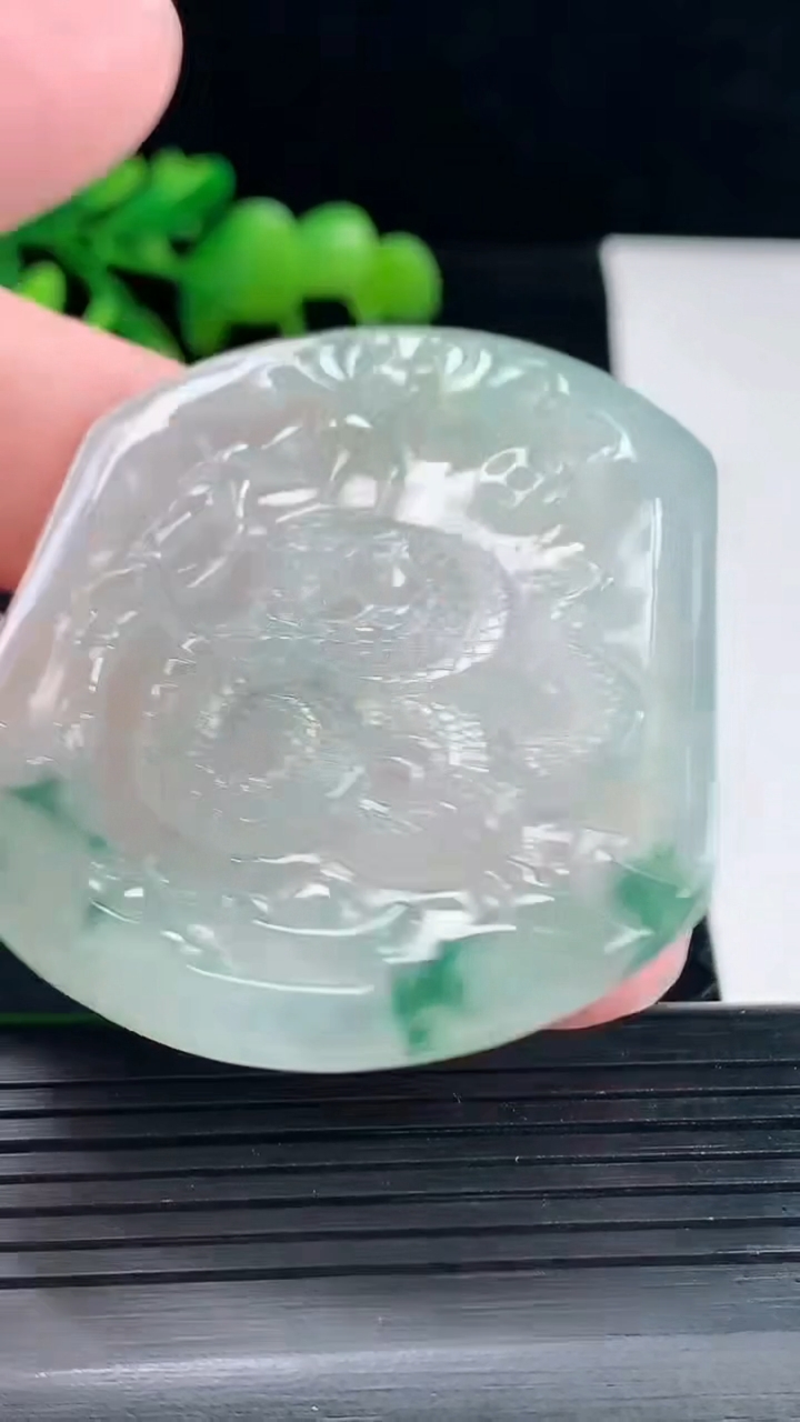 天然A货翡翠飘花生肖蛇吊坠，尺寸51-44.6-4重量:20.56g
5月12日
