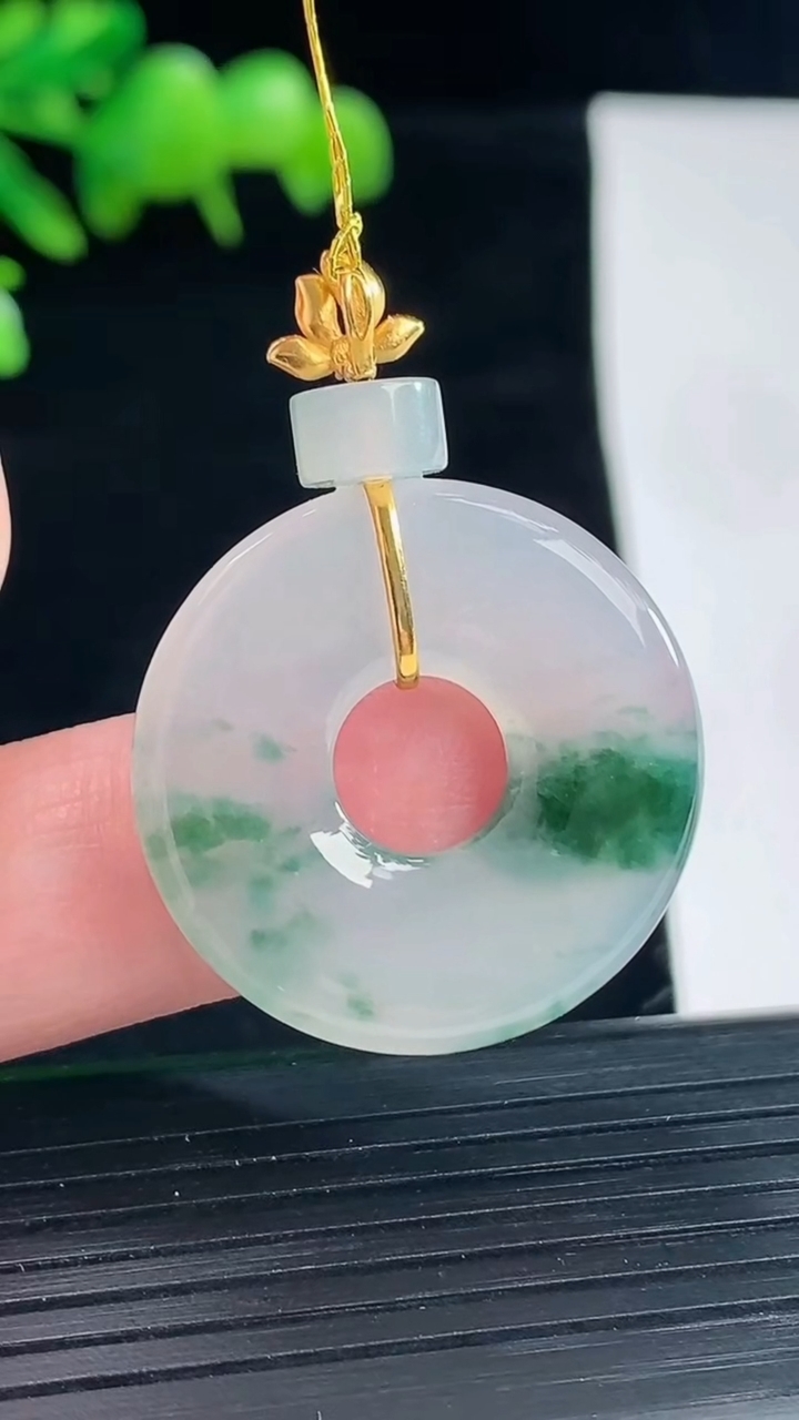 天然A货翡翠种飘花平安环吊坠，尺寸26-4重量:6.23g
5月12日