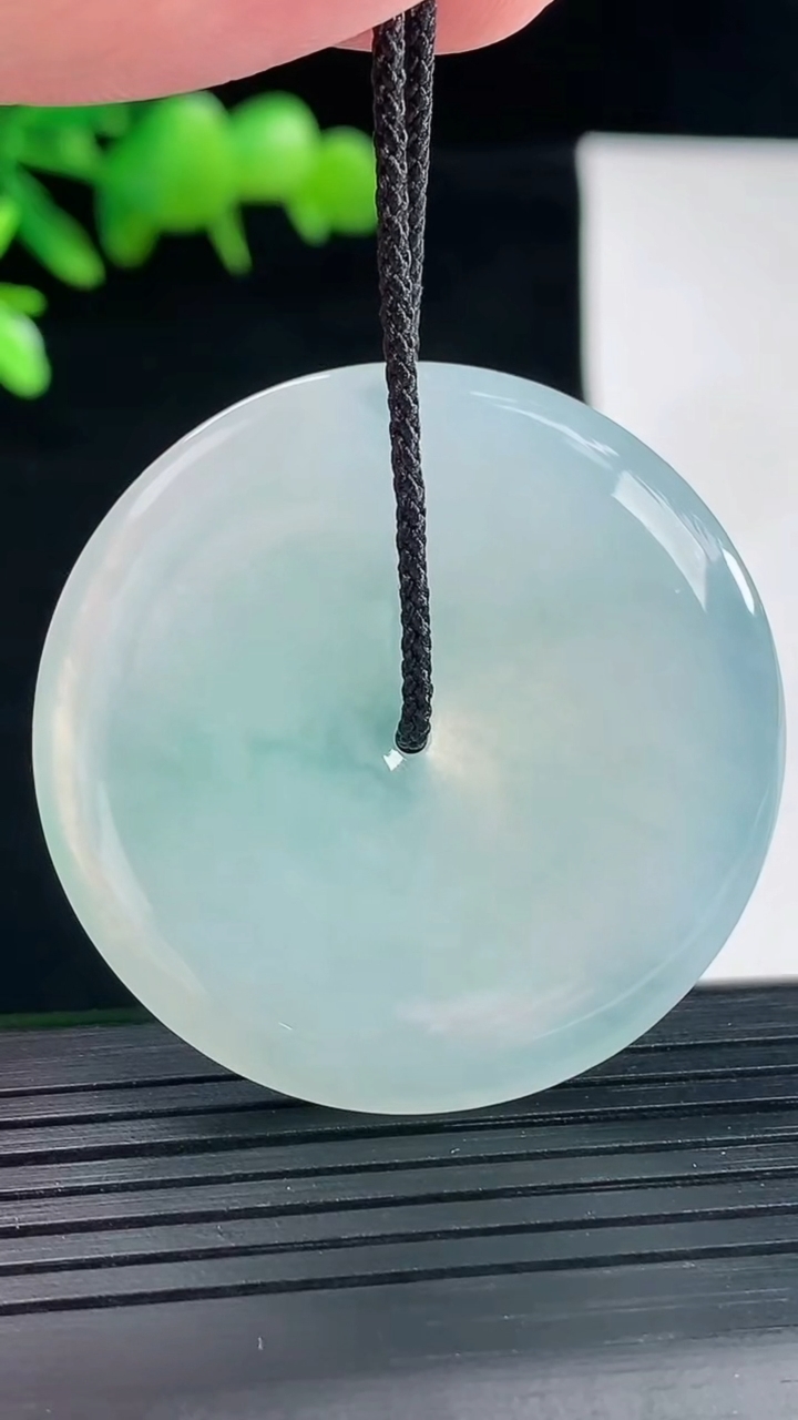 天然A货翡翠平安扣吊坠，尺寸39.5-5.2重量:18.21g
5月12日