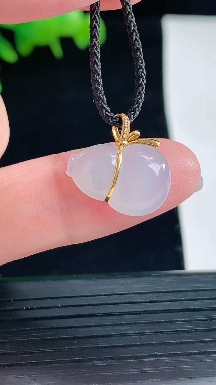天然A货翡翠种白冰葫芦吊坠，尺寸16-10.6-4.2重量:1.55g
5月12日