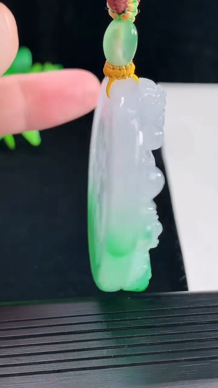 天然A货翡翠大势至菩萨吊坠，尺寸49.5-13重量:58.05g
5月12日