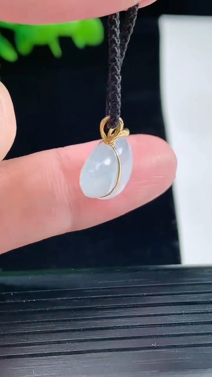 天然A货翡翠种白冰葫芦吊坠，尺寸16-10.6-4.2重量:1.55g
5月12日