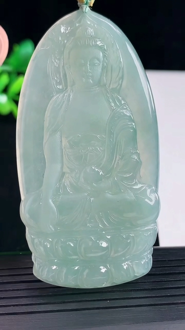 天然A货翡翠观音菩萨吊坠，尺寸71-36.5-4.2重量:26.75g
5月12日