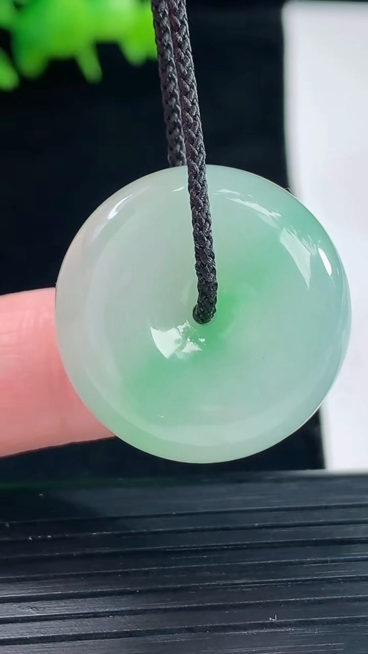 天然A货翡翠路路通吊坠，尺寸25-11重量:14.88g
5月12日