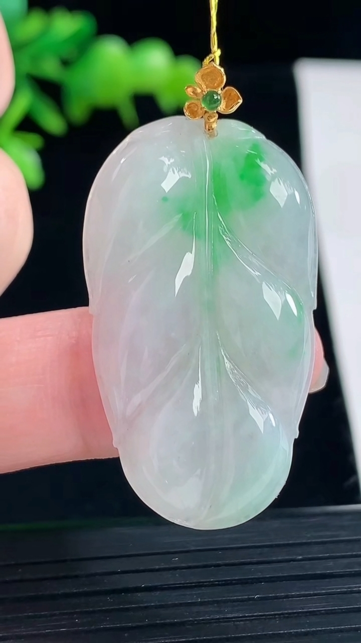 天然A货翡翠金枝玉叶 叶子吊坠，尺寸36-22-5重量:7.33g
5月12日