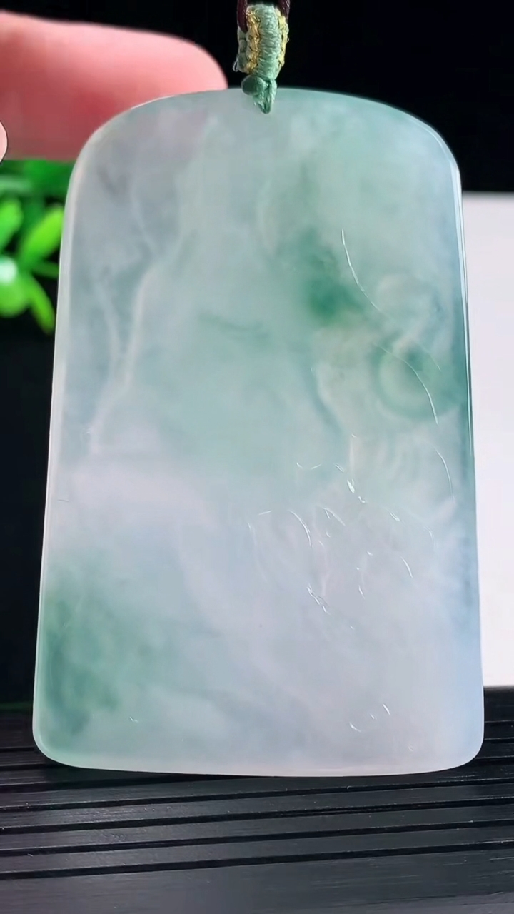 天然A货翡翠大势至菩萨吊坠，尺寸66-42.6-5重量:38.35g
5月12日
