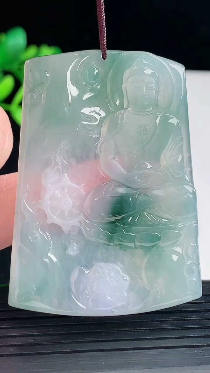 天然A货翡翠冰种飘花大日如来佛吊坠，尺寸54-40-4重量:18.67g
5月12日