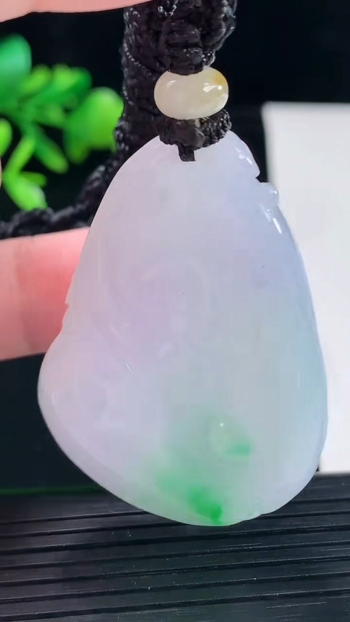 天然A货翡翠春带彩 紫罗兰如意吊坠，尺寸42-34-12重量:35.53g
5月12日