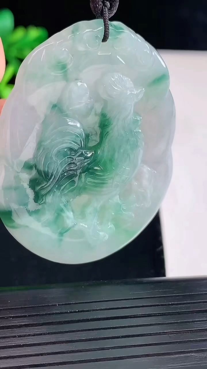 天然A货翡翠飘花生肖鸡吊坠，尺寸53-41-6重量:22.01g
5月12日