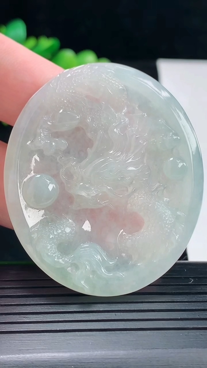 天然A货翡翠龙牌吊坠，尺寸52.6-45-5重量:21.28g
5月12日