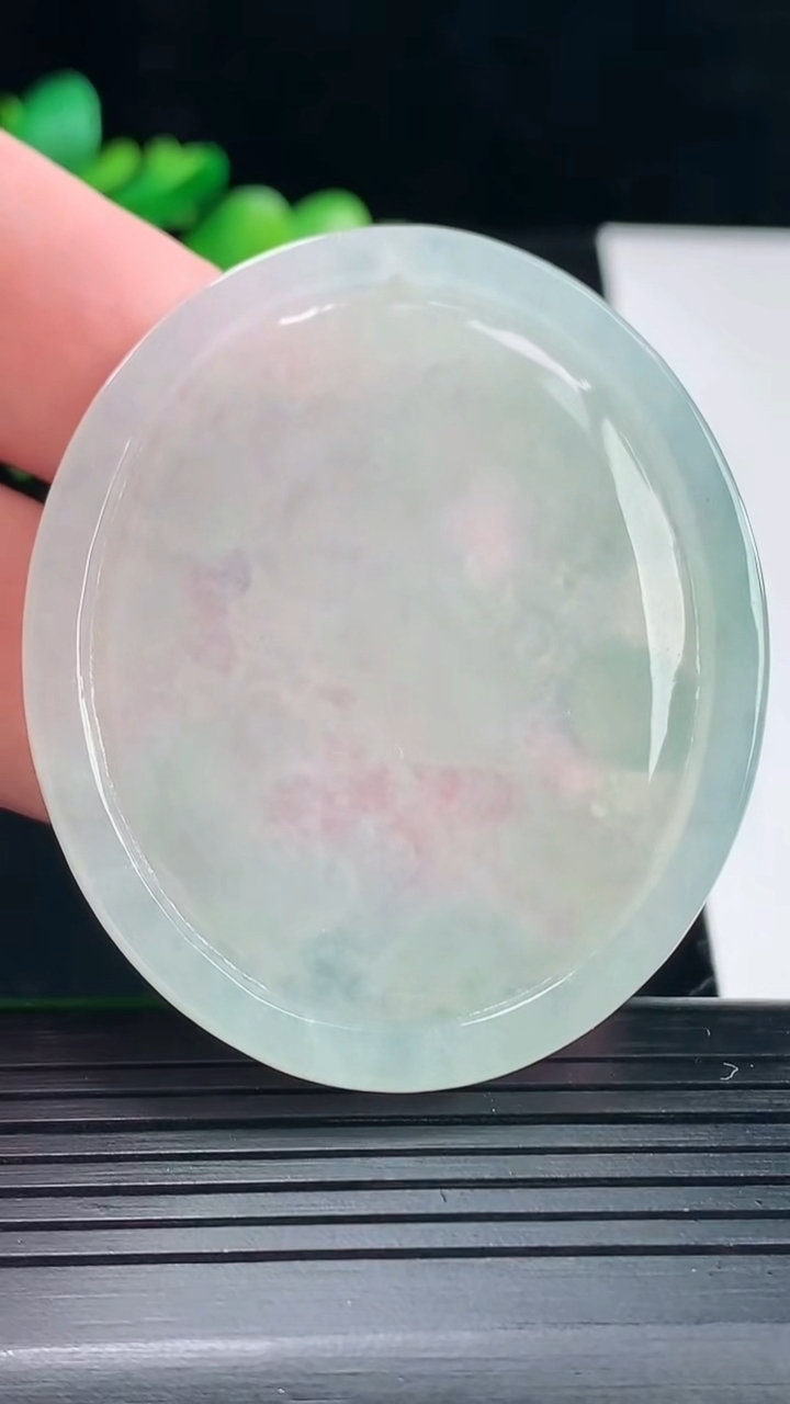 天然A货翡翠龙牌吊坠，尺寸52.6-45-5重量:21.28g
5月12日