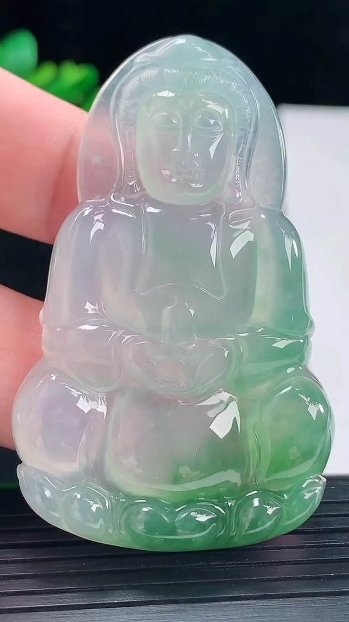 天然A货翡翠正装观音吊坠，尺寸61-37.6-5.2重量:25.29g
5月12日