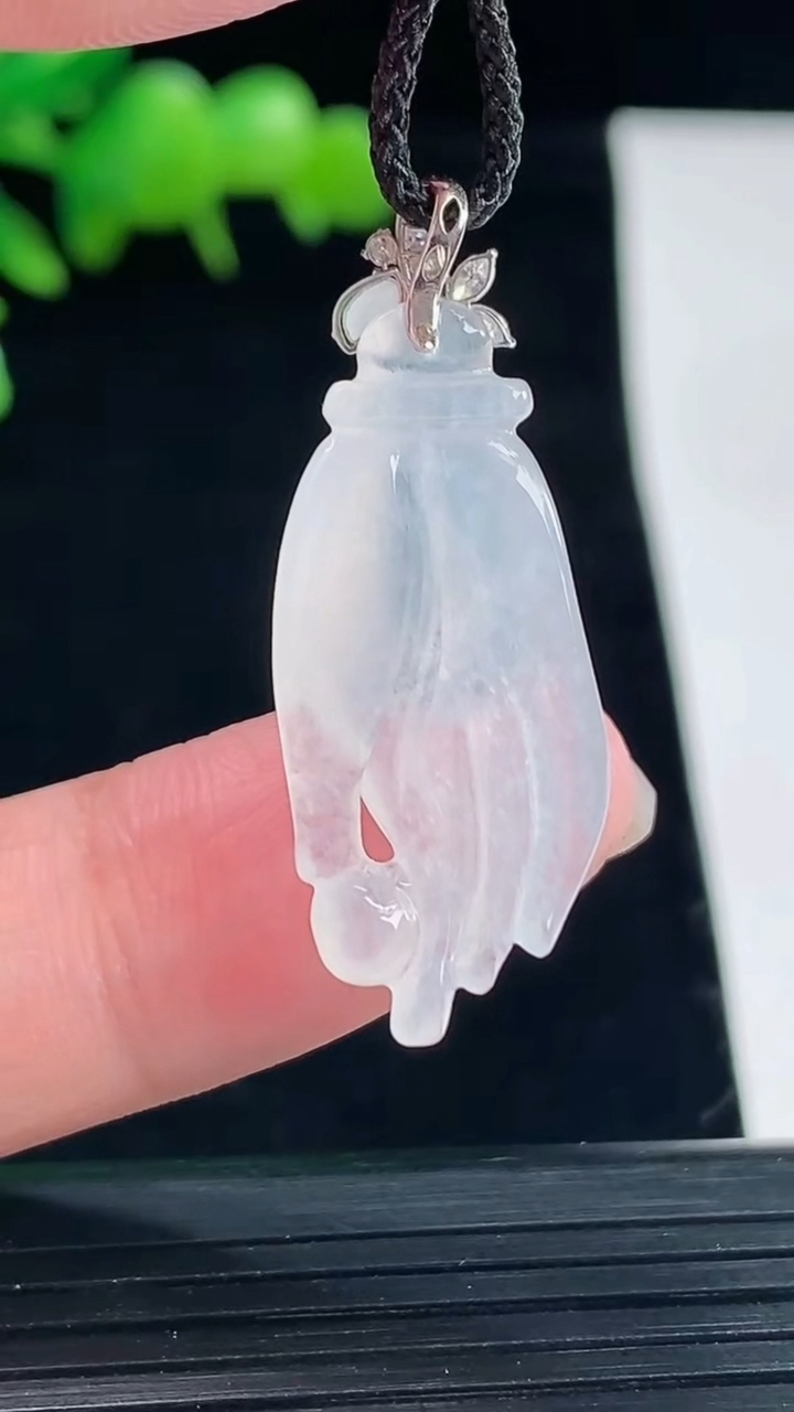 天然A货翡翠种白冰掌上明珠吊坠，尺寸26.5-13-5.5重量:3.55g5月12日
工厂直销收藏佳品,种好水足，色泽均匀，有种有色，上手高大气！