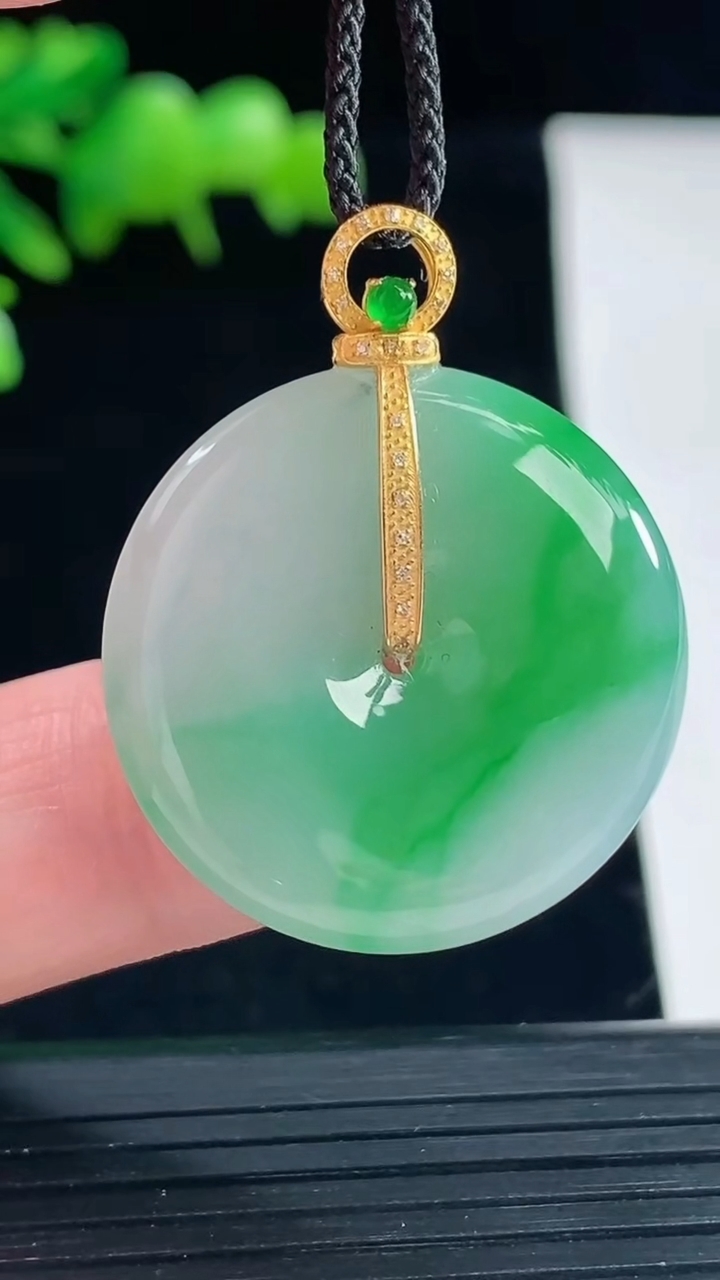 天然A货翡翠平安扣吊坠，尺寸27-5.2重量:8.34g
5月12日