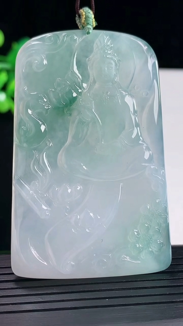 天然A货翡翠大势至菩萨吊坠，尺寸66-42.6-5重量:38.35g
5月12日